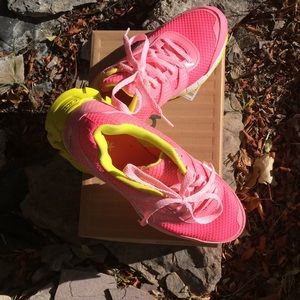 Reebok NIB size 8.5 pink/yellow HStrap
